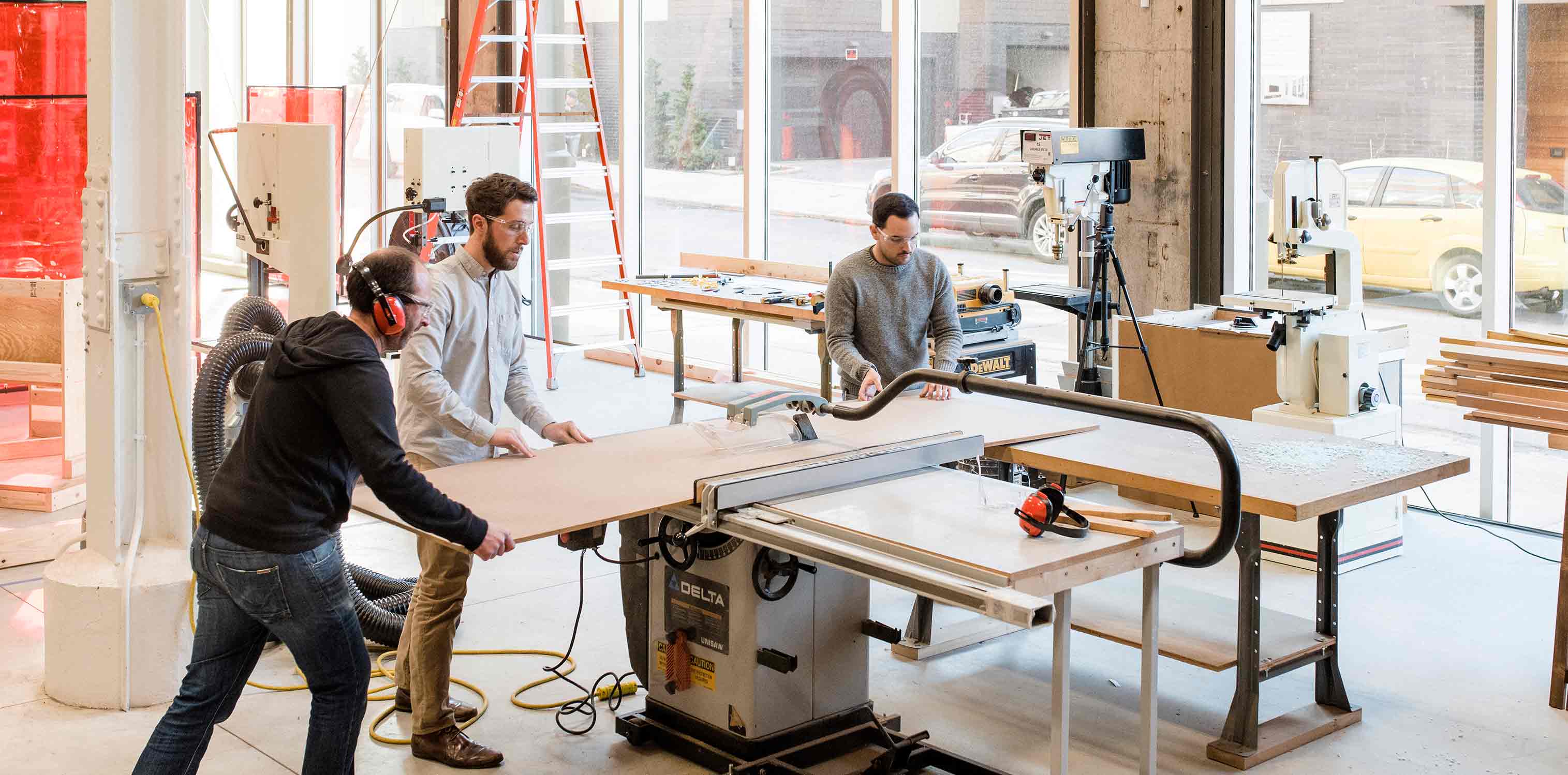 <p>Researchers and architects work side by side, often in the studio's workshop as they create full-scale prototypes and simulations.<br>&nbsp;<br /><small>&copy;Chris Leaman</small></p>