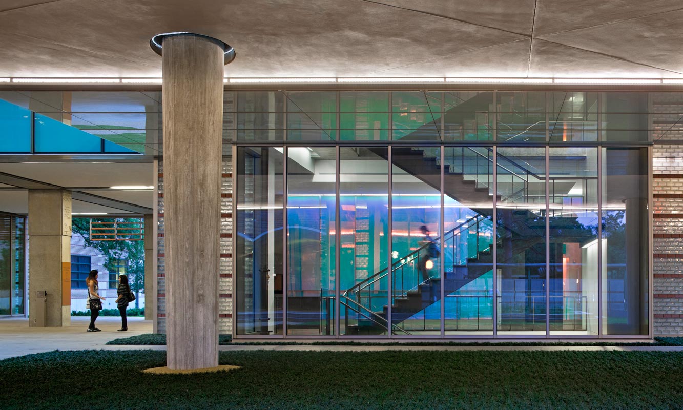 <p>Dichroic glass panels lining the lobby walls suggest the research activities of the building. <br><small>&copy; Peter Aaron/OTTO</small></p>