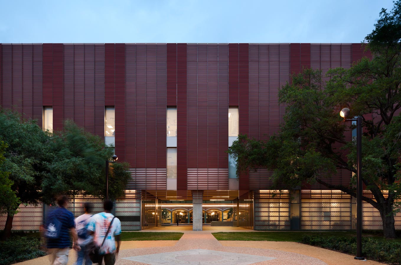 <p>Horizontal terra-cotta baguettes over aluminum rain screen panels protect the labs from solar exposure while regulating natural light and privacy. This south facade completes the courtyard for George R. Brown Hall, and creates a portal to the Science Quad. <br><small>&copy; Peter Aaron/OTTO</small></p>