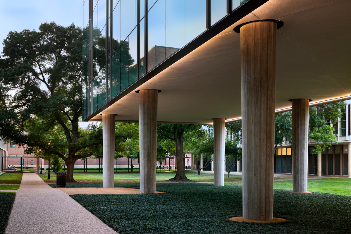 <p>The loggia makes use of tapered concrete columns that blend with the treescape. <br><small>&copy; Peter Aaron/OTTO</small></p>