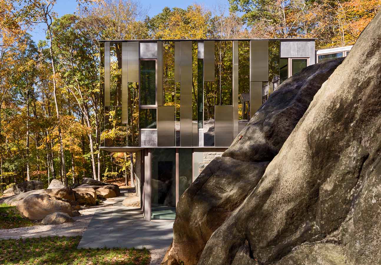 <p>As the home spatially amplifies the power of physical passage across the terrain, so too do its walls expand and magnify the presence of the spectacular granite outcroppings mingled with the forest. <br><small>&copy; Peter Aaron</small></p>