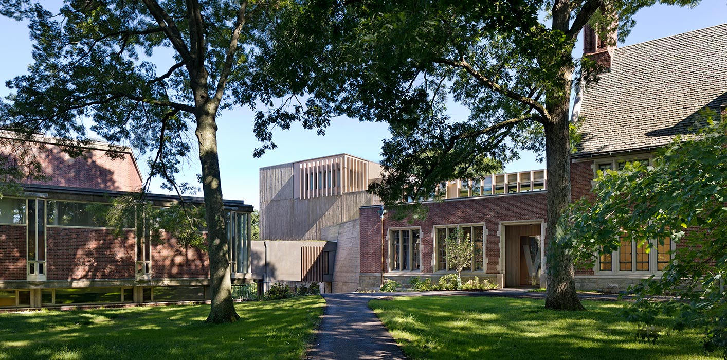 <p>Pendleton West sits at a campus crossroads between two seminal structures: Paul Rudolph's Jewett Art Center (1956) and Charles Klauder's Pendleton Hall (1934). A 10,000 square foot addition and bridge joins the two buildings and establishes the college's arts departments as a unified fixture on the Academic Quadrangle. <br><small>&copy; Michael Moran / OTTO</small>&nbsp;<br /></p>