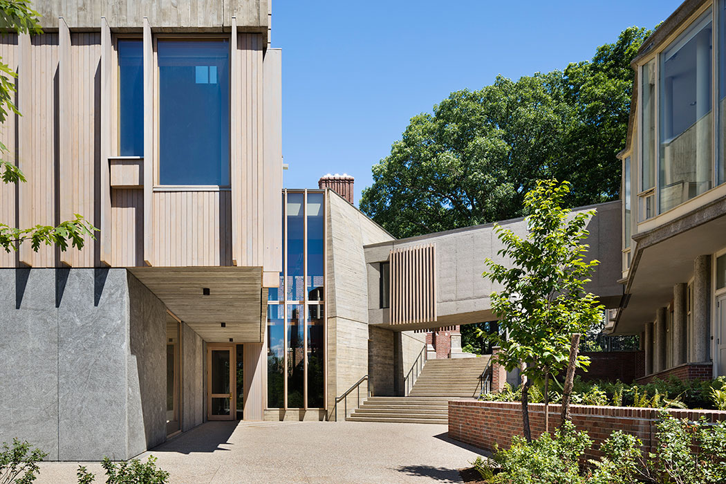 <p>The arts passage is an eddy that pauses at the addition, then flows down from the Academic Quad to the art museum and campus center down the hill. The new design resolves both accessible internal circulation between Jewett and Pendleton, and campus-wide accessibility. <br><small>&copy; Michael Moran / OTTO</small>&nbsp;<br /></p>