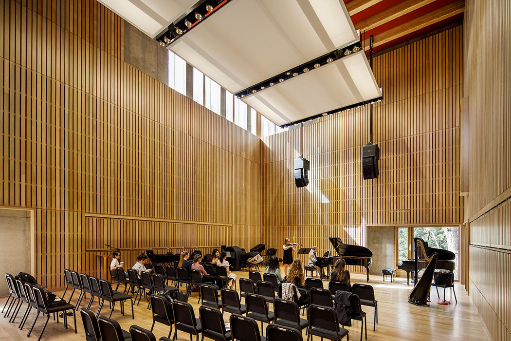 <p>Located within the addition, a new rehearsal hall was conceived to both appear and perform as the inside of a piano, integrating architecture with music. <br><small>&copy; Bob O'Connor</small>&nbsp;<br /></p>