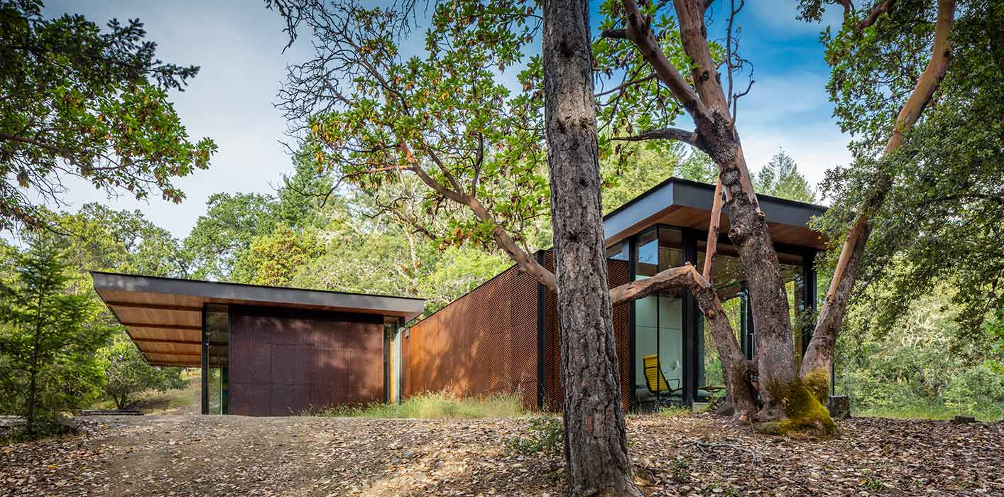 <p>Tucked in the hills of Northern California, High Horse Ranch is a private residence consisting of three structures. The main house sits at the highest point of the site in a natural clearing. <br><small>&copy;Tim Griffith</small>&nbsp;<br /></p>