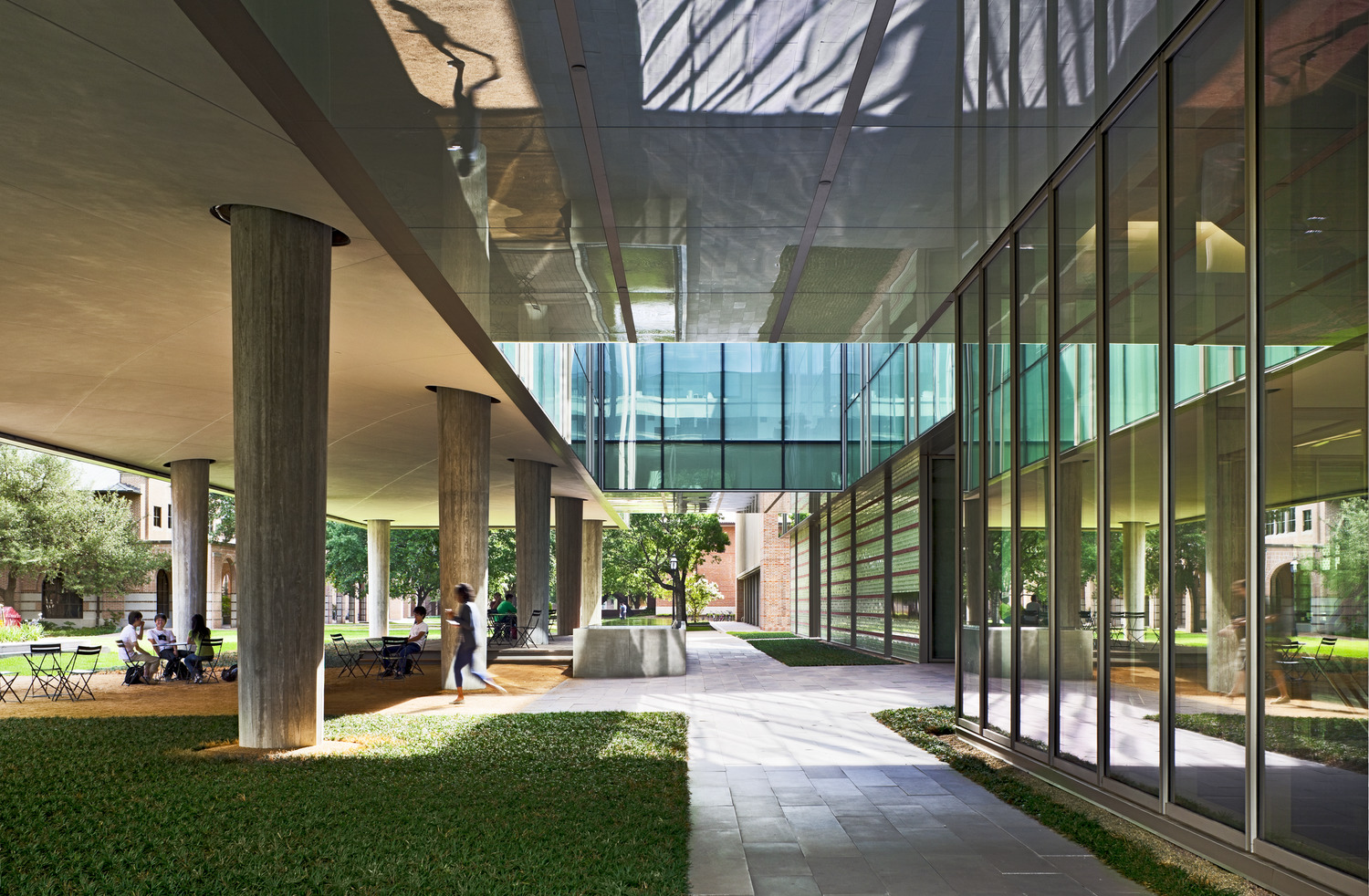 <p>Several outdoor seating areas and a water feature encourage Rice University students and faculty members to linger in the shade of the buildings, extending the use of outdoor space in a hot climate. | <small>&copy; Hester + Hardaway</small>&nbsp;<br /></p>