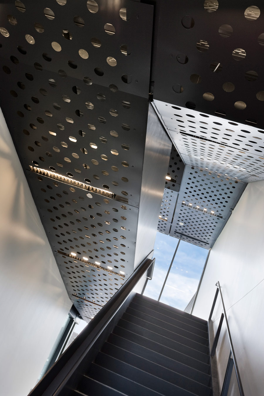 <p>A steel plate staircase in the lobby of the sculpture building stretches from the basement all the way to the roof. At the upper levels, the stair fuses inside and out through landscaped terraces overlooking the green roof of the gallery building. <br><small>&copy; Peter Aaron/OTTO</small></p>